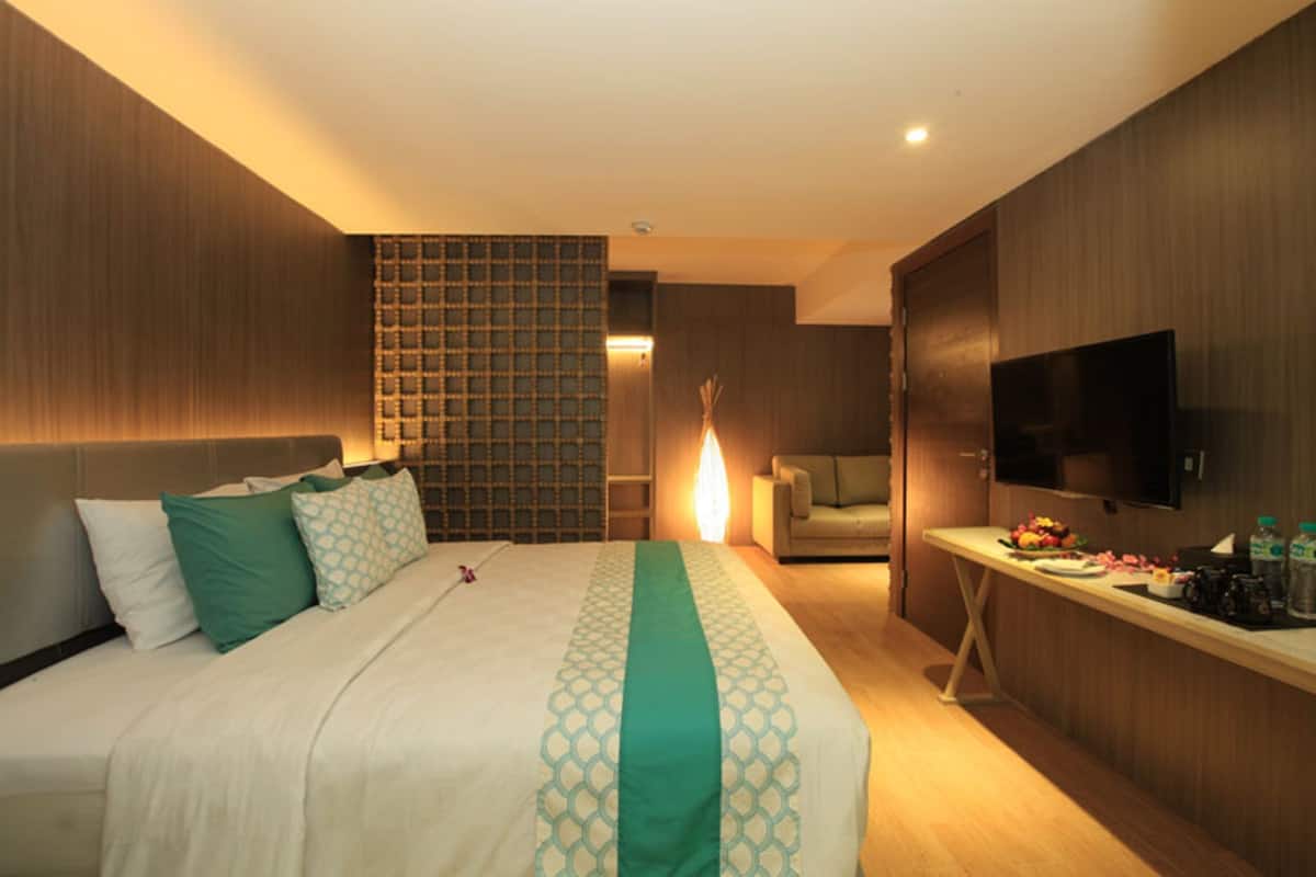 Suite junior | Minibar, caja fuerte, escritorio y cortinas opacas