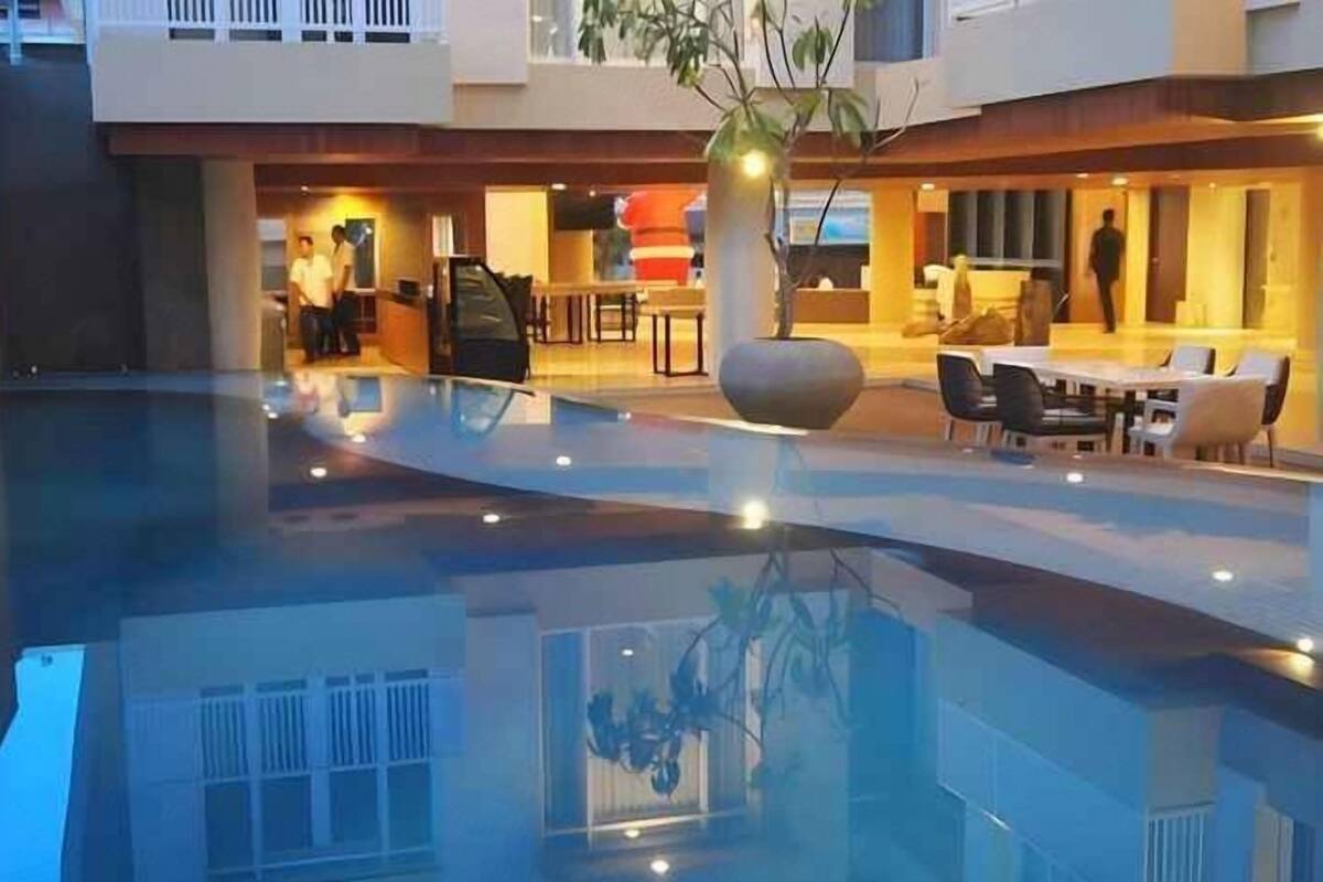 Piscina | Una piscina al aire libre, tumbonas