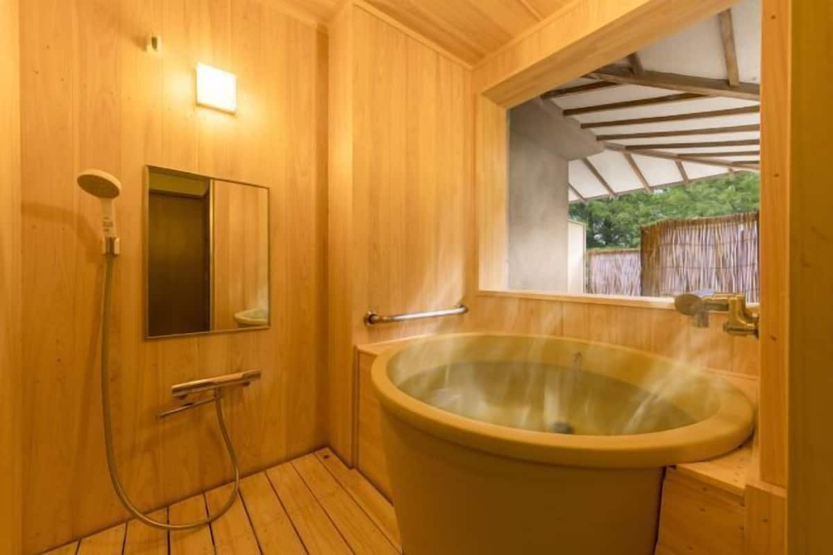 Bathroom | Slippers, towels