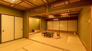 Quarto superior, para não fumantes (Japanese Style 2R, with Bath,7-pax) | Cofres nos quartos, escrivaninha, Wi-Fi de cortesia