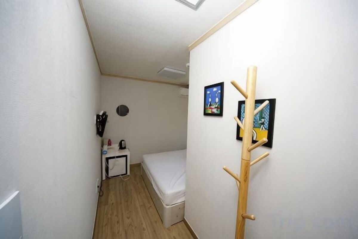 1 bedroom, premium bedding, free WiFi, bed sheets