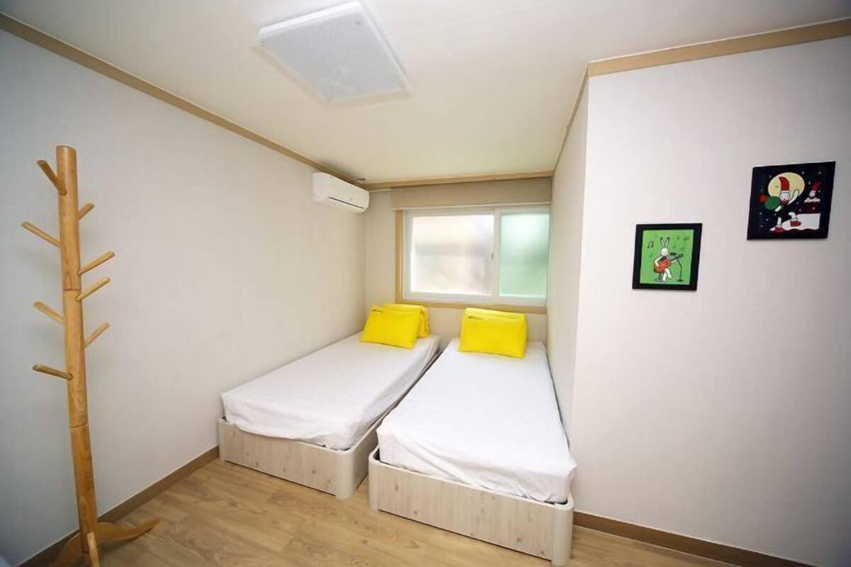 1 bedroom, premium bedding, free WiFi, bed sheets