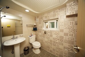 Doppelzimmer | Badezimmer | Kostenlose Toilettenartikel, Haartrockner, Hausschuhe, Handtücher