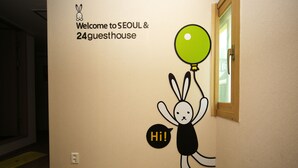 A wall with a welcome sign for SEOUL & 24guesthouse, a cartoon rabbit holding a balloon, and a 'Hi!' speech bubble. - 24 Guesthouse Seoul Cheongryangri (Seoul)