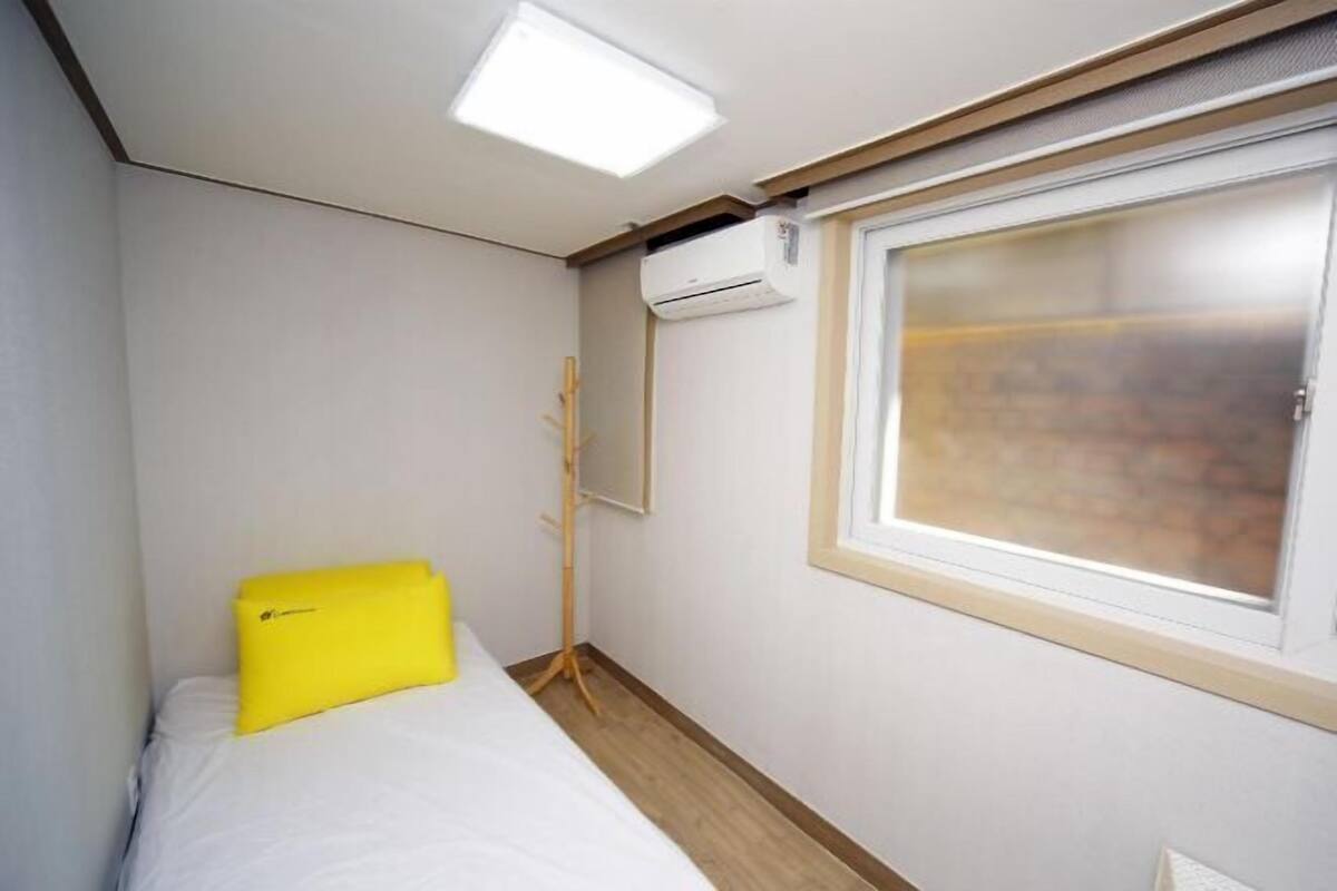 1 bedroom, premium bedding, free WiFi, bed sheets