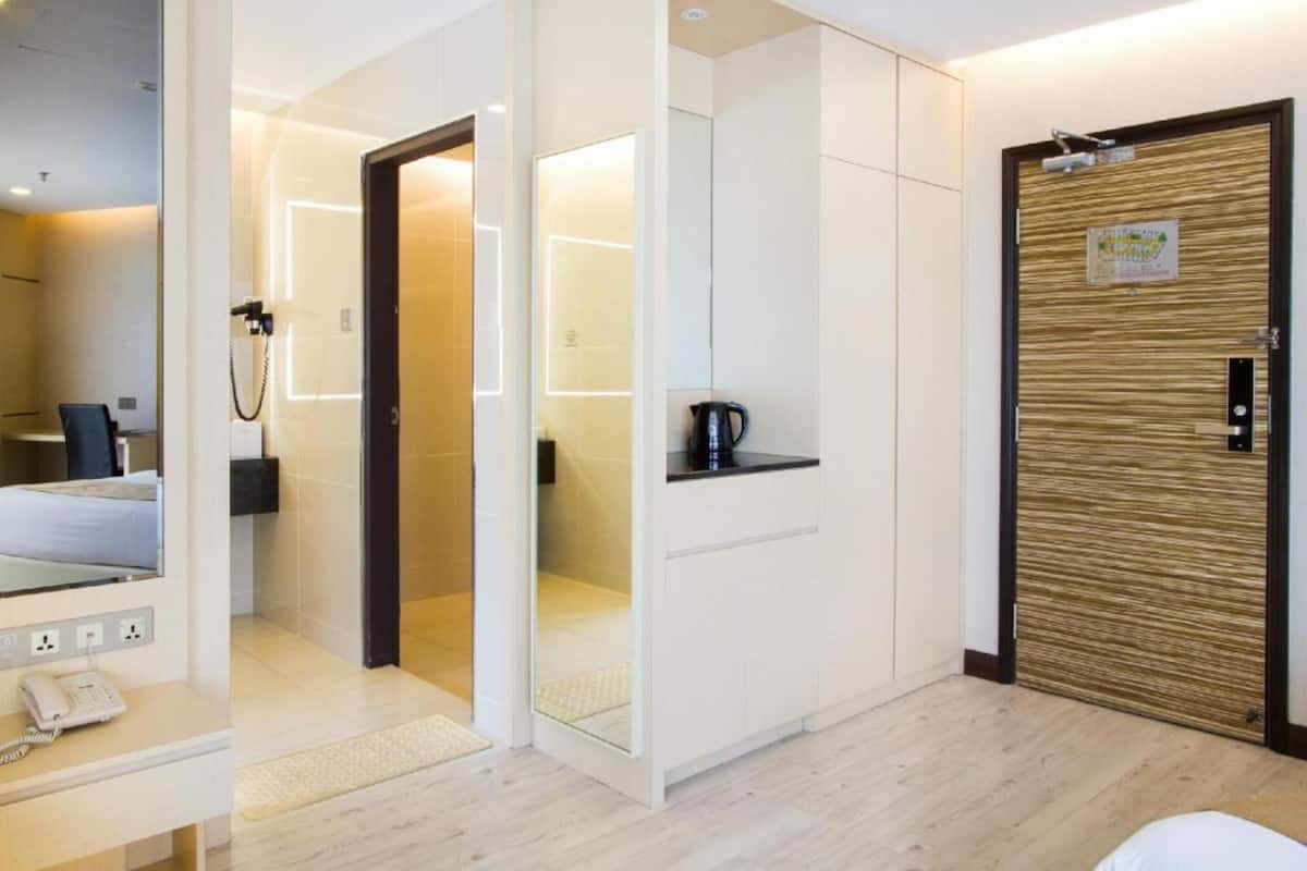 Minibar, caja de seguridad en la habitación y escritorio