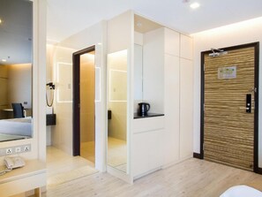Minibar, in-room safe, desk, blackout curtains - Geobay Hotel (Johor Bahru)