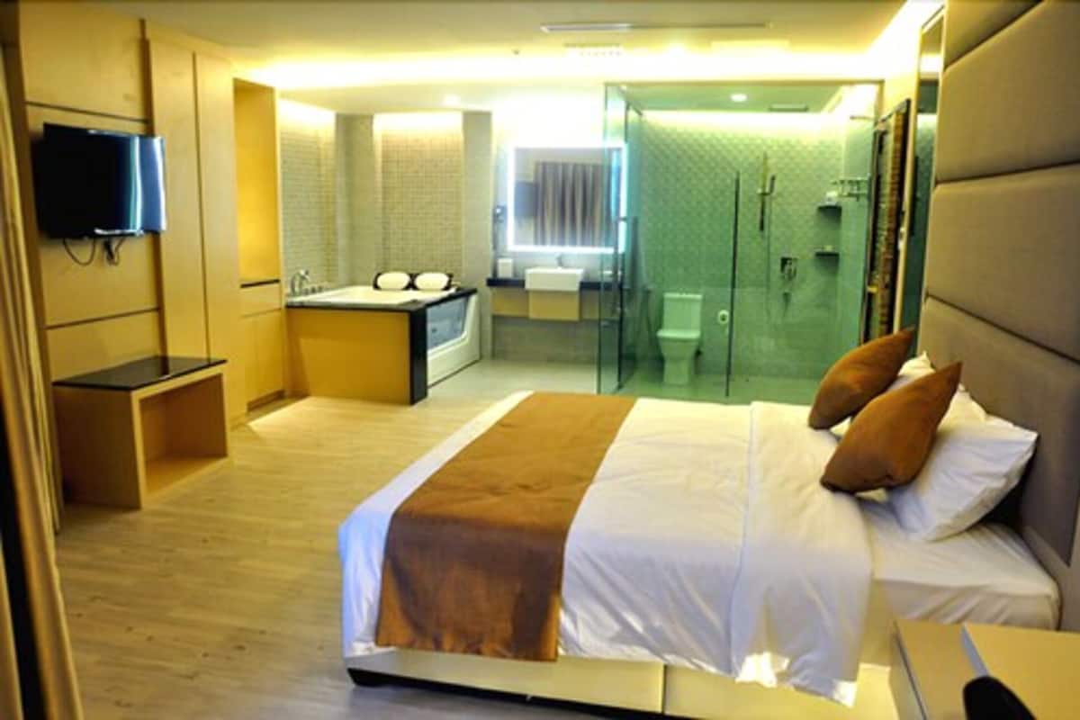 Minibar, caja de seguridad en la habitación y escritorio
