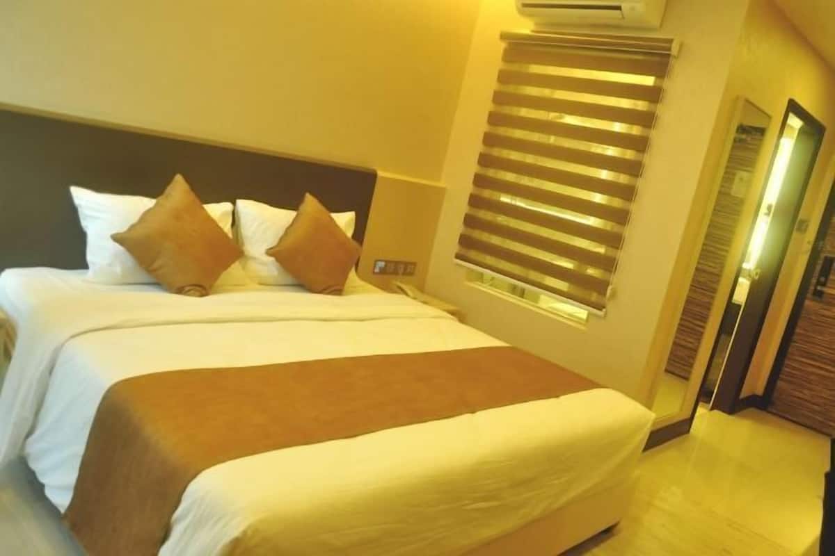 Minibar, caja de seguridad en la habitación y escritorio
