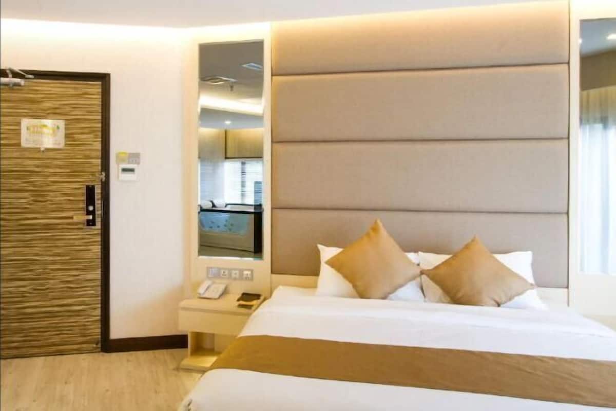 Minibar, cassaforte in camera, una scrivania, tende oscuranti