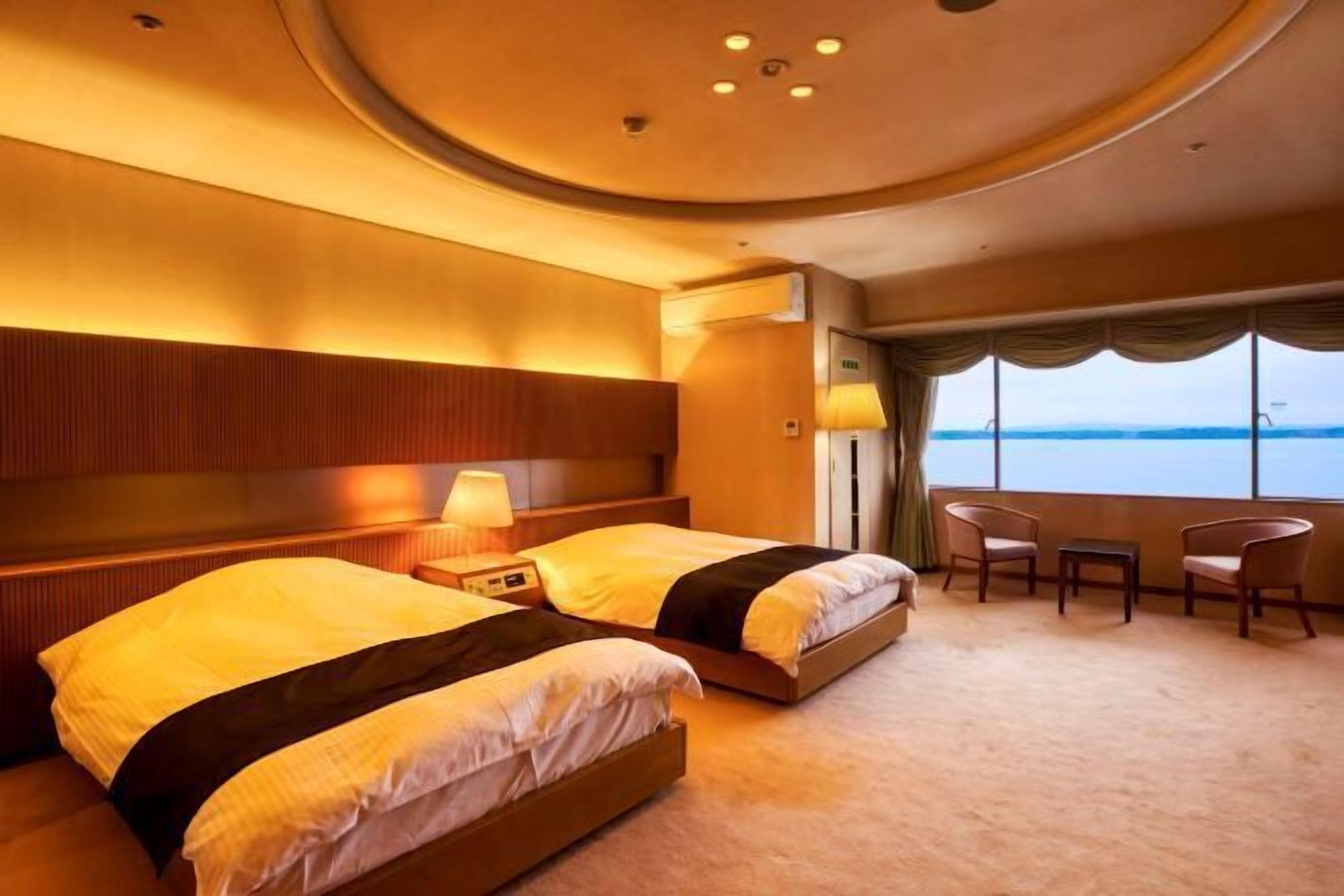 Safe på rommet, skrivebord og wi-fi (inkludert)