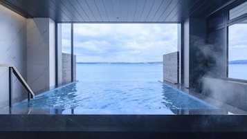 Un jacuzzi con vista al mar.