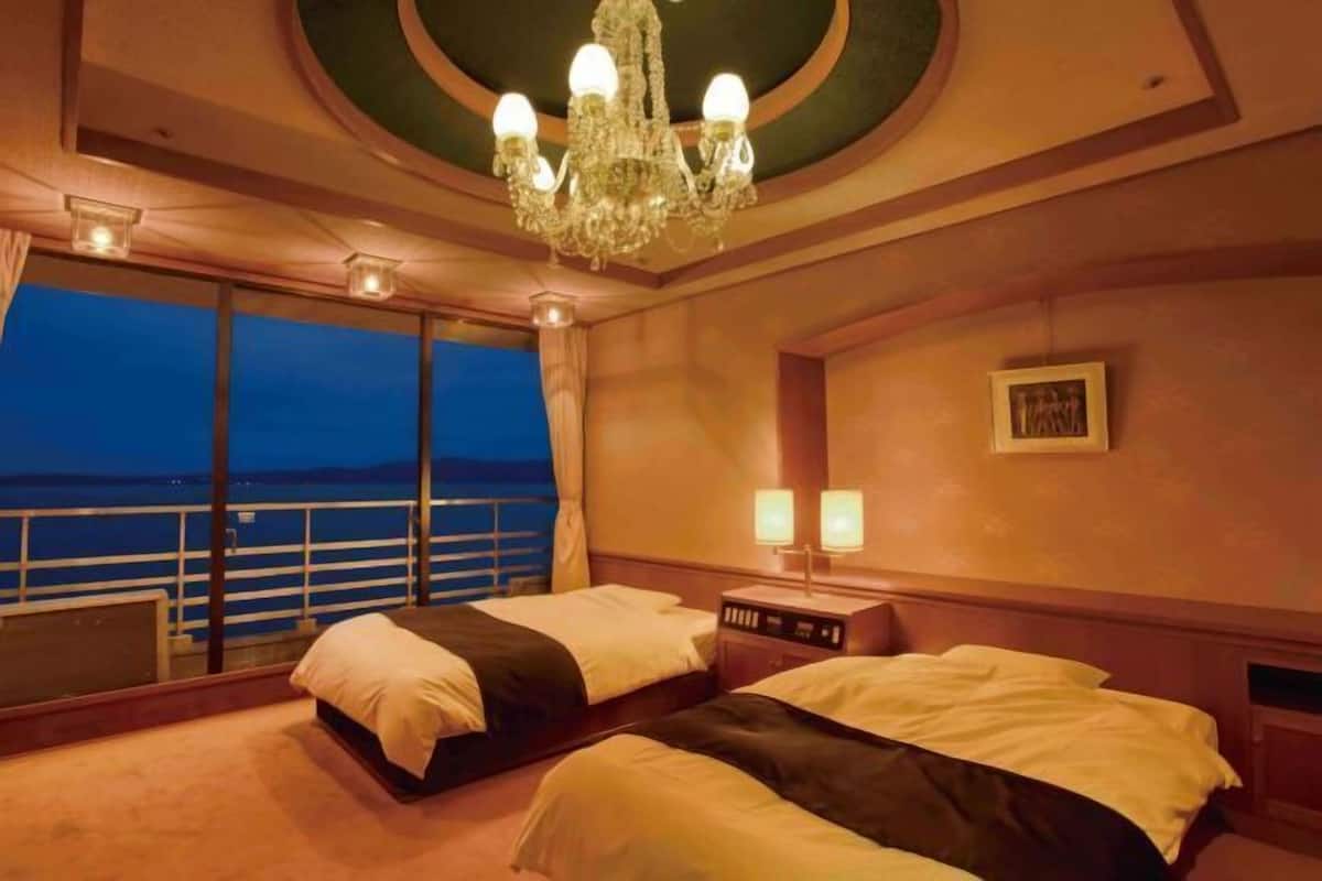 Safe på rommet, skrivebord og wi-fi (inkludert)