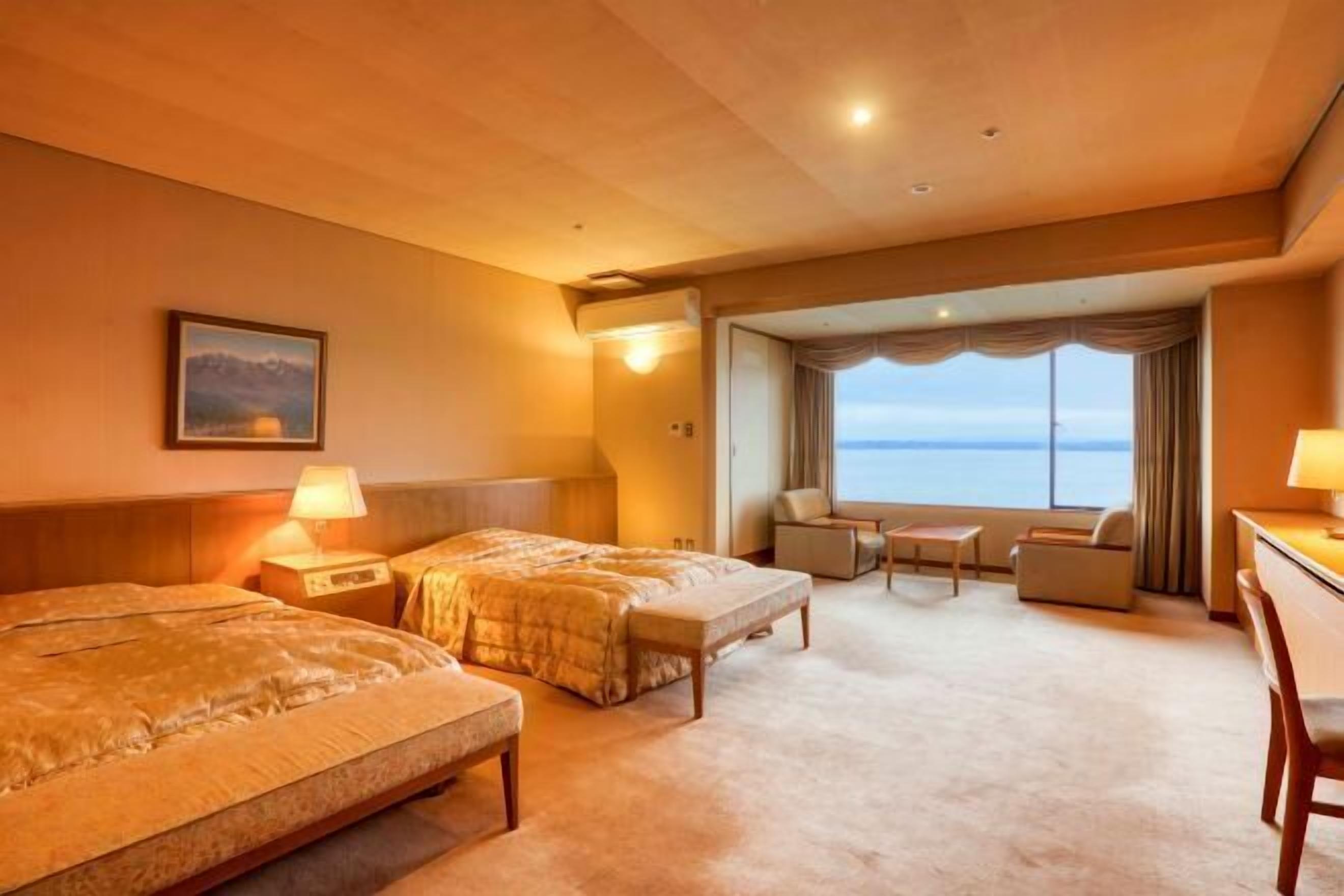 Safe på rommet, skrivebord og wi-fi (inkludert)