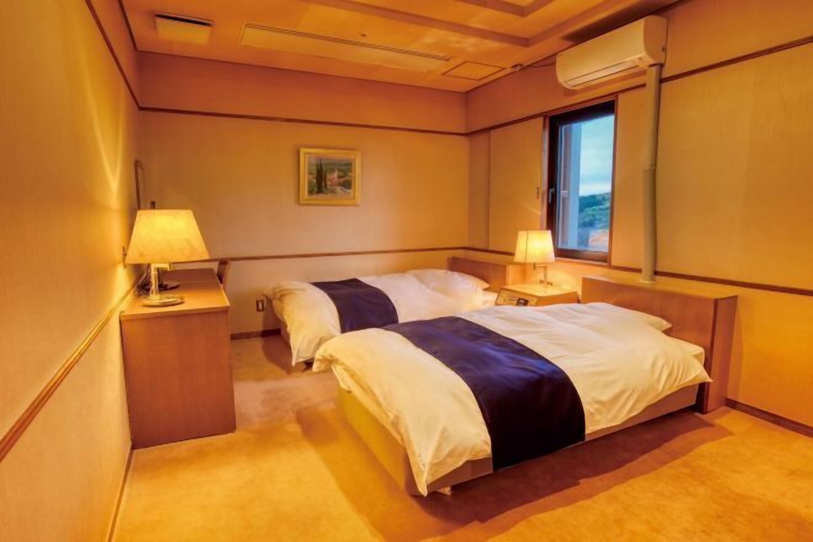 Safe på rommet, skrivebord og wi-fi (inkludert)