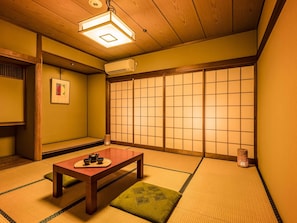 In-room safe, desk, free WiFi