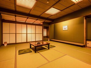 In-room safe, desk, free WiFi - Ooedo Onsen Monogatari Wanwan Resort Awazu (Komatsu)
