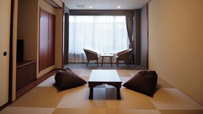 Standardzimmer, Nichtraucher, Gemeinschaftsbad (Japanese-style for 4 Guests w/o bath) | Zimmersafe, Schreibtisch, kostenloses WLAN, Bettwäsche