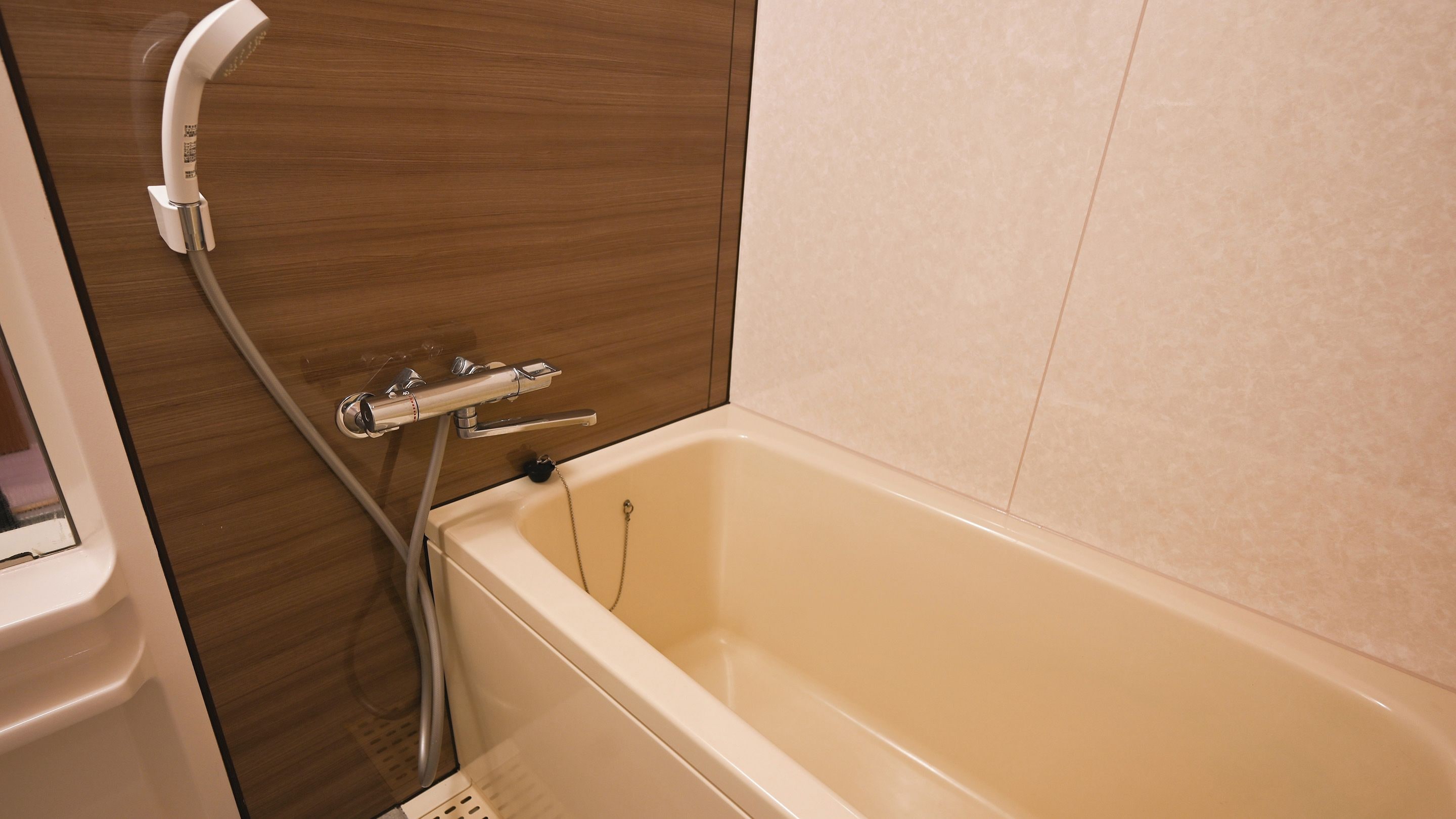 Un baño con bañera, ducha y retrete.