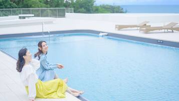 Una piscina al aire libre