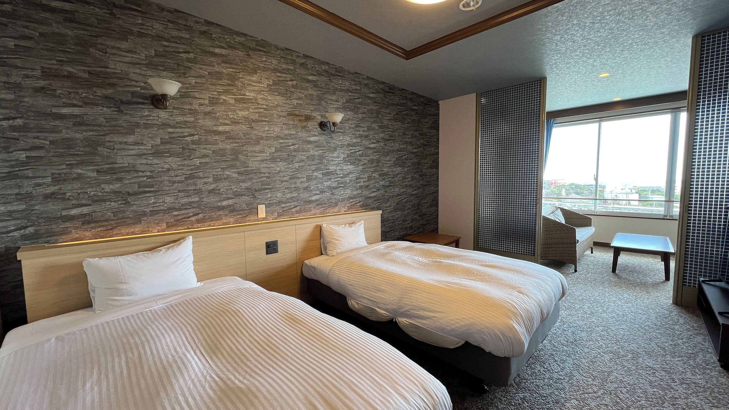 小型套房, 无烟房 (Japanese Western Style, 7P with Bath) | 客房内保险箱、办公桌、熨斗/熨板、免费 WiFi