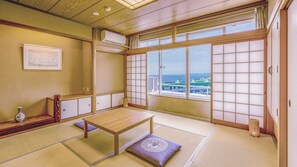 ห้องอีโคโนมี, ปลอดบุหรี่ (Japanese Style, with Bath) | ตู้นิรภัยในห้องพัก, โต๊ะทำงาน, เตารีด/โต๊ะรีดผ้า, Wi-Fi ฟรี