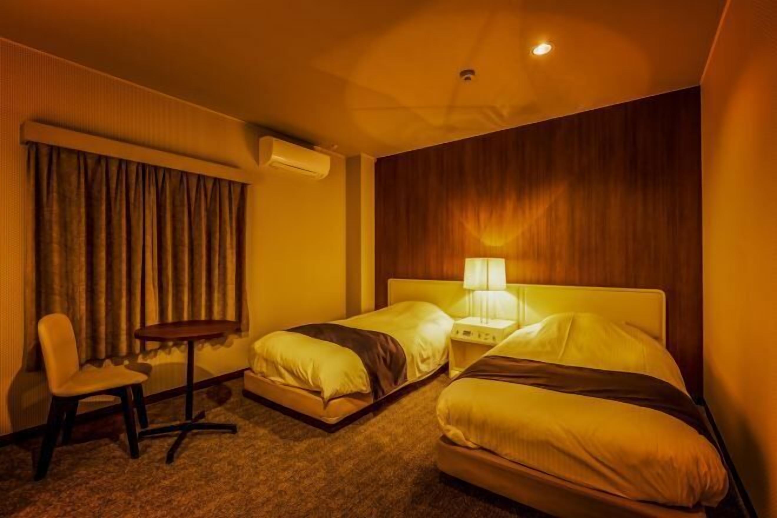 Caja de seguridad en la habitación, escritorio y wifi gratis 