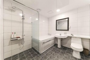 Ensemble douche/baignoire, articles de toilette gratuits, chaussons