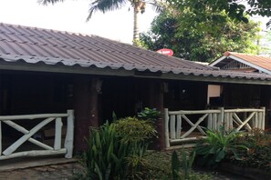 Escritorio, camas supletorias, wifi gratis