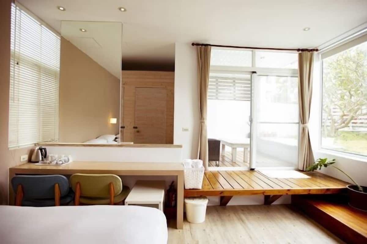 Desk, bed sheets