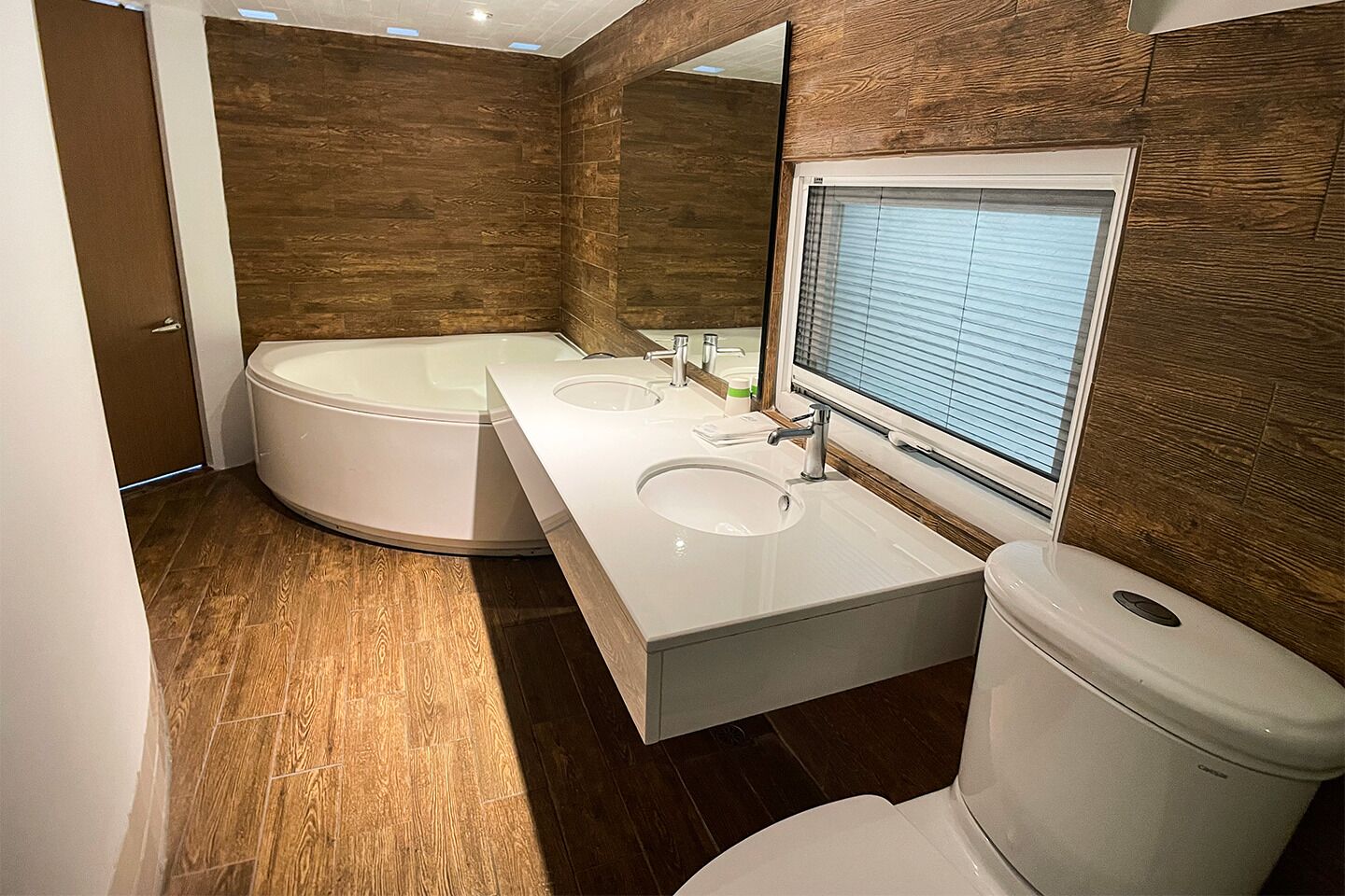 Beautiful Sea View Large Terrace - Quadruple Room | Bathroom | Hair dryer, slippers, towels, shampoo