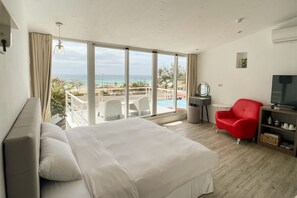Double Room with Stunning Sea View and Large Terrace | Desk, bed sheets - ChuYuMeet (Hengchun)