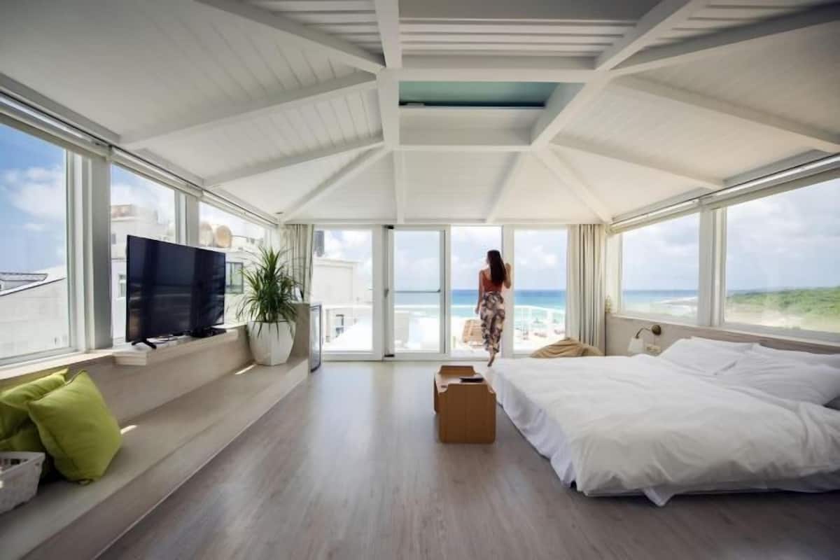 Desk, bed sheets