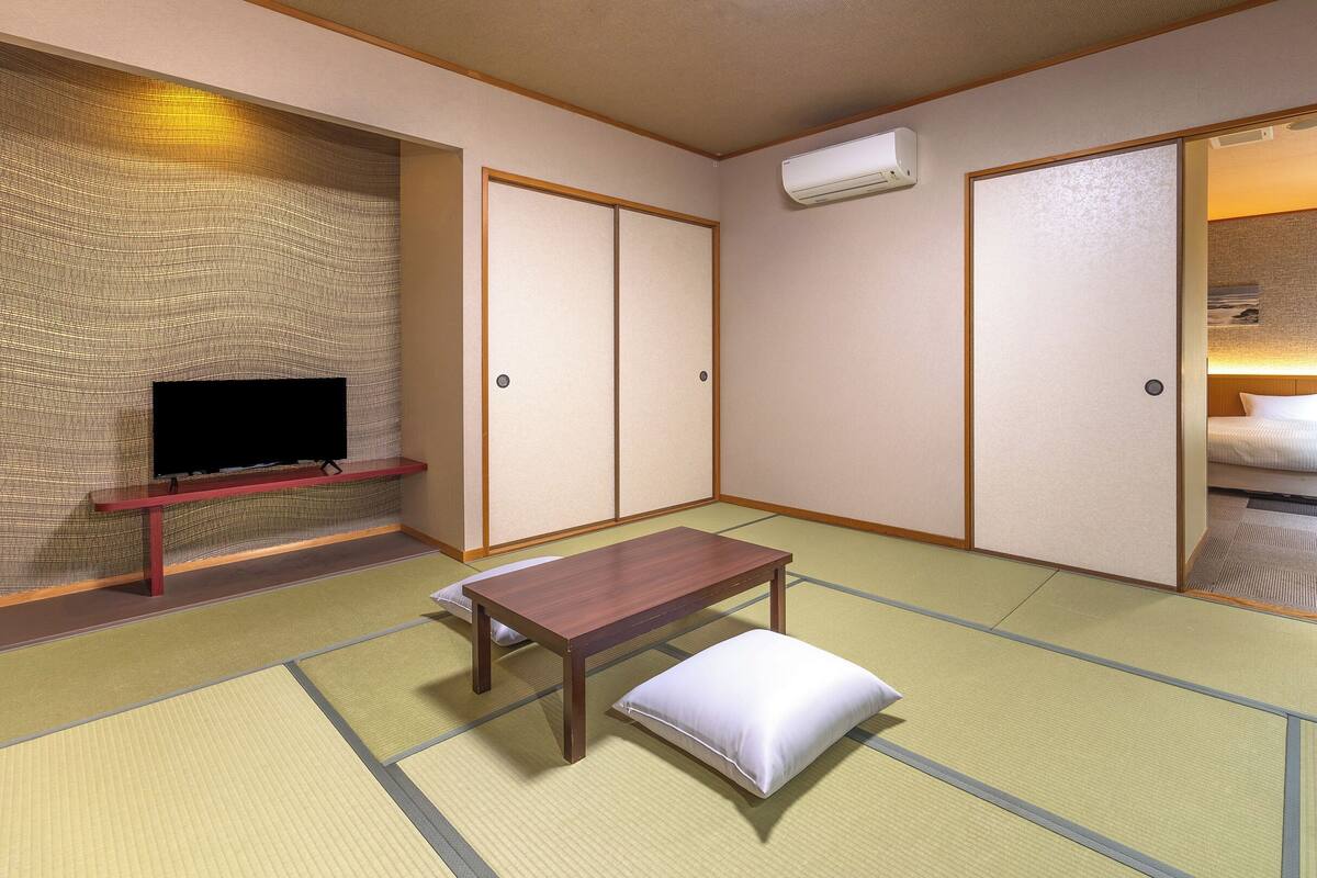 Standardzimmer, Nichtraucher (Japanese Western Style, No Bath/View) | Zimmersafe, Schreibtisch, kostenloses WLAN, Bettwäsche