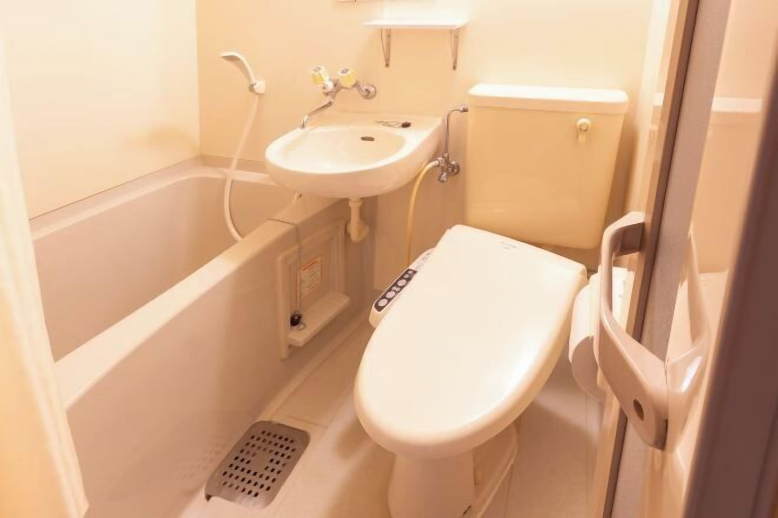 Bilik Mandi | Selipar, tuala disediakan 