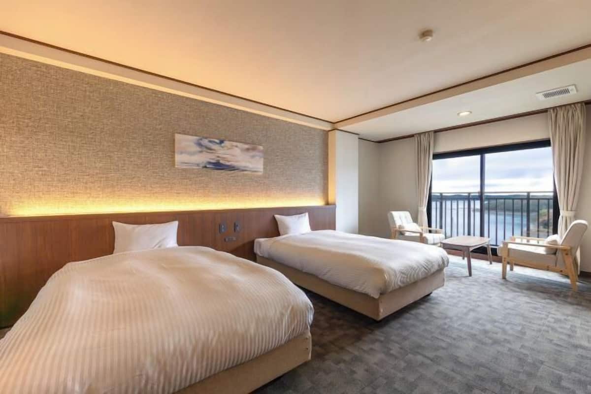 Safe på rommet, skrivebord, wi-fi (inkludert) og sengetøy