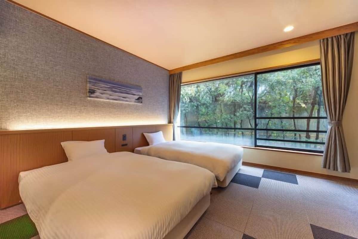 Safe på rommet, skrivebord, wi-fi (inkludert) og sengetøy