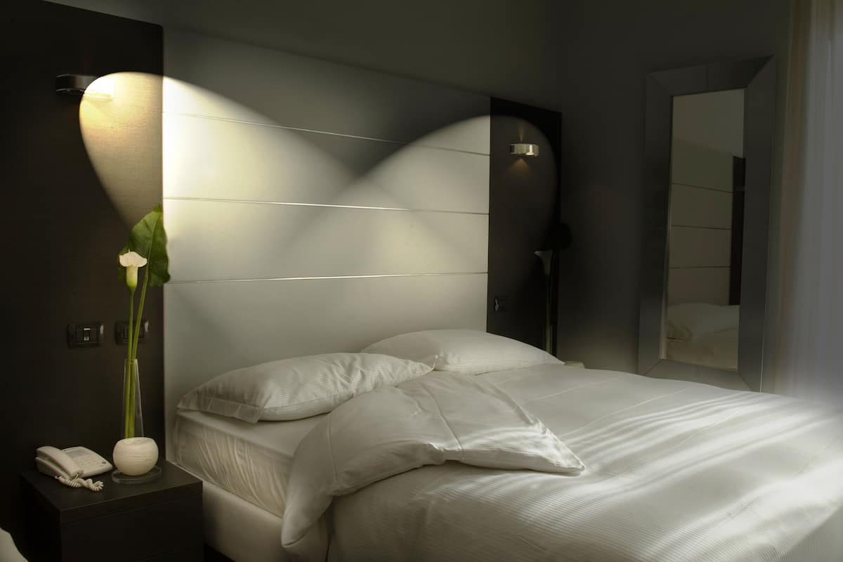 Schreibtisch, schallisolierte Zimmer, kostenlose Babybetten