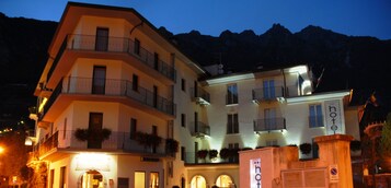 Um hotel de vários andares com varandas e uma placa indicando ser um hotel.