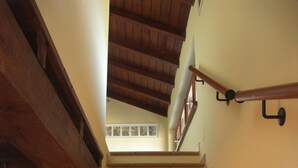A staircase with wooden steps and a handrail, leading to an upper floor. - La Casa del Borgo (Brissago-Valtravaglia)