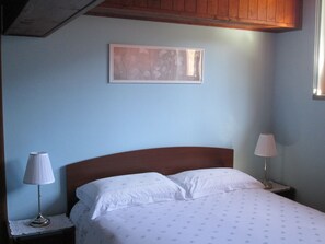 Dobbeltrom, fjellutsikt | Skrivebord, blendingsgardiner og sengetøy