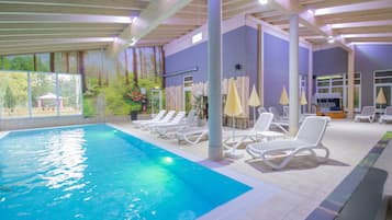 Piscine couverte, chaises longues