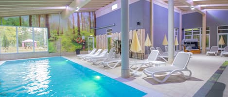 Indoor pool, sun loungers