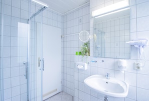 Standard Double Room | Bathroom | Shower, rainfall showerhead, free toiletries, hair dryer