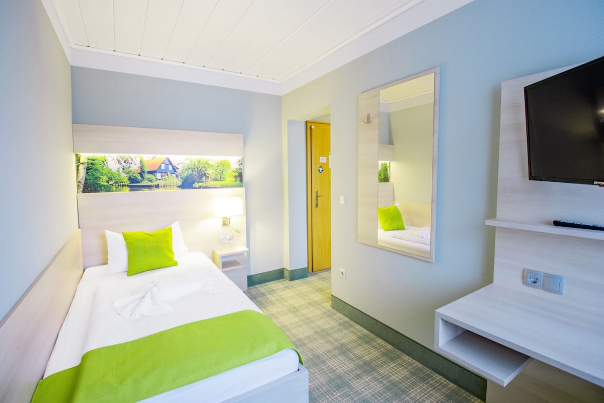 Single Room | Premium bedding, desk, blackout drapes, free WiFi