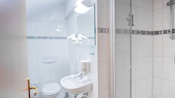 Ein Badezimmer mit Toilette, Waschbecken und Dusche.