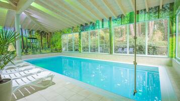 Indoor pool, sun loungers