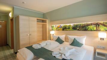 Comfort-Doppelzimmer | Hochwertige Bettwaren, Schreibtisch, Verdunkelungsvorhänge