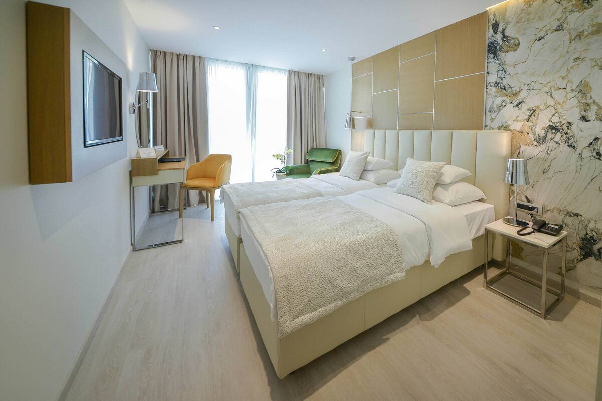 Hypo-allergenic bedding, minibar, in-room safe, desk