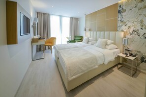 Superior kamer | Hypoallergeen beddengoed, een minibar, een kluis op de kamer, een bureau